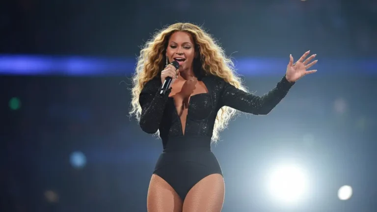 Beyoncé na scenie w charakterystycznym kostiumie scenicznym, mikrofon w ręce