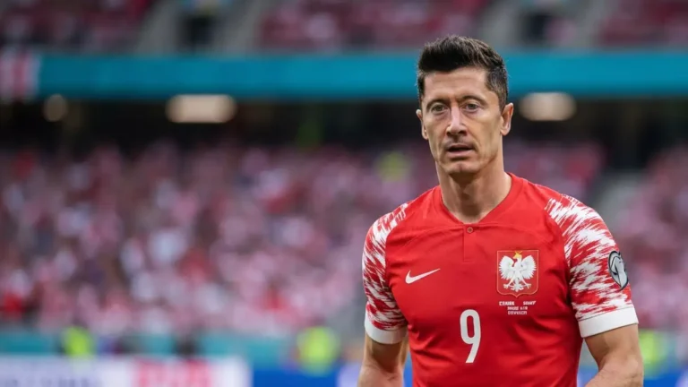 Robert Lewandowski w koszulce reprezentacji Polski, portret piłkarza, wiek lat 35, zawodnik piłki nożnej