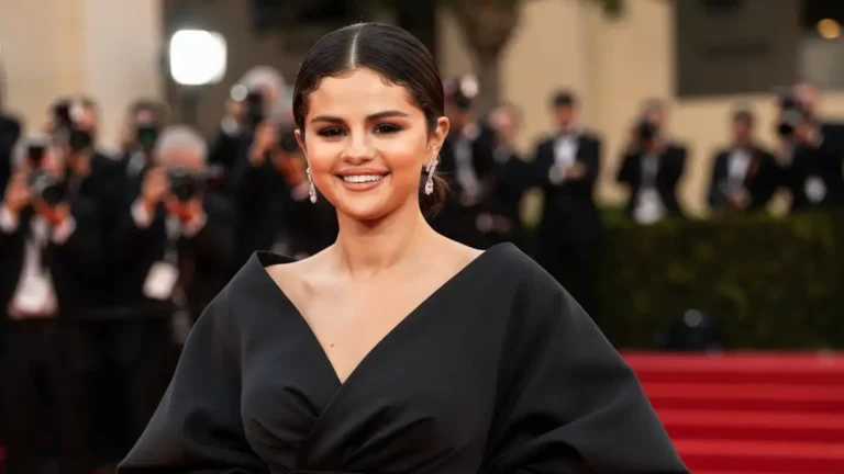 Selena Gomez w czarnej sukni na czerwonym dywanie