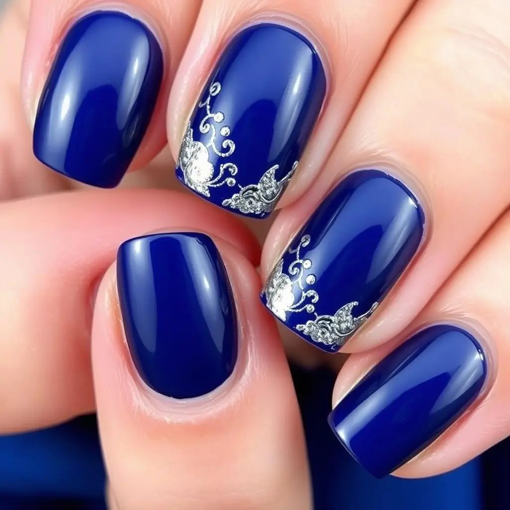 Niebieskie paznokcie ze srebrnymi akcentami