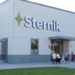 Budynek szkoły Sternik z dziećmi wchodzącymi do placówki