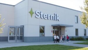 Budynek szkoły Sternik z dziećmi wchodzącymi do placówki