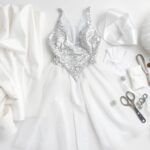 Materiały potrzebne do wykonania stroju Królowej Śniegu rozłożone na stole