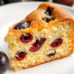 Ciasto ucierane ze śliwkami siostry Anastazji na talerzu z widocznymi kawałkami owoców