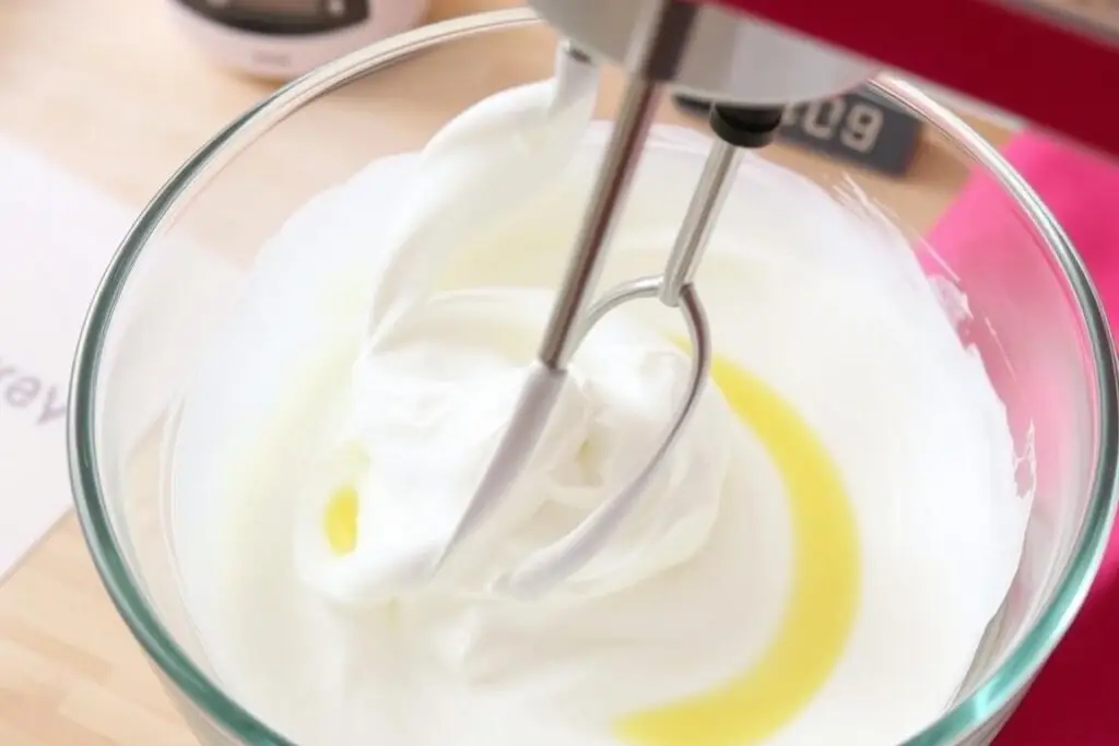 Proces ubijania białek na sztywną pianę do ciasta według metody Siostry Anastazji