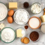 Składniki potrzebne do przygotowania ciasta góra lodowa ułożone na blacie kuchennym