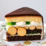 Ciasto Oczy Carycy na ozdobnym talerzu z widocznymi charakterystycznymi warstwami