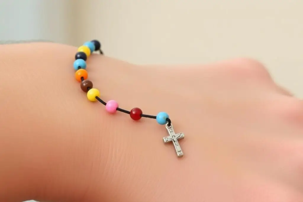 Różaniec-bransoletka na rękę wykonany z kolorowych koralików