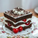 Tradycyjne ciasto Czarny Las Siostry Anastazji na ozdobnym talerzu