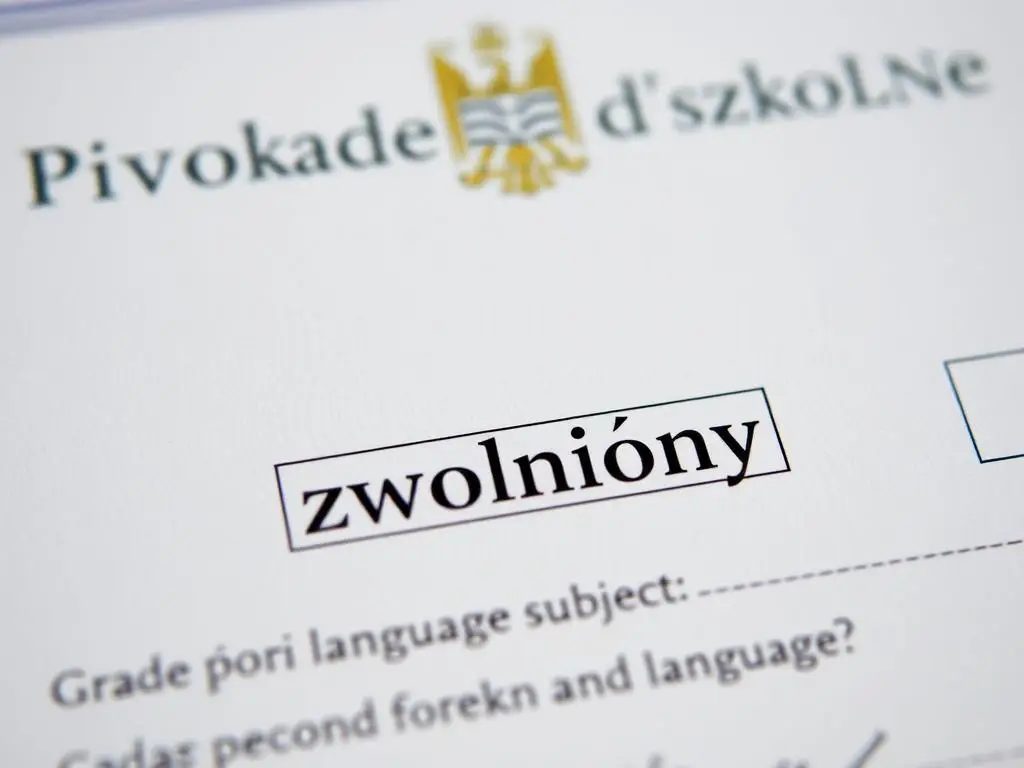Świadectwo szkolne z wpisem 'zwolniony' w miejscu oceny z drugiego języka obcego