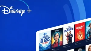 Logo Disney Plus obok ekranu smartTV wyświetlającego seriale i filmy