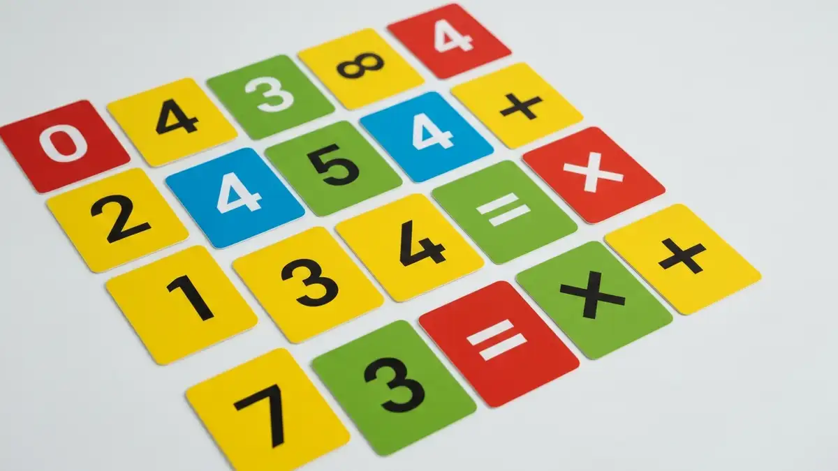 Domino matematyczne do druku - kolorowe karty gry edukacyjnej z liczbami i operacjami matematycznymi