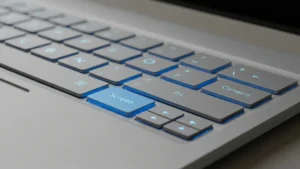 Komputer laptop z podświetloną klawiaturą pokazujący klawisz Print Screen i Fn na klawiaturze laptopa