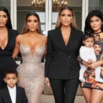 Całe rodzina Kardashianów pozuje razem do zdjęcia, wszyscy członkowie klanu w eleganckiej stylizacji