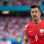 Robert Lewandowski w koszulce reprezentacji Polski, portret piłkarza, wiek lat 35, zawodnik piłki nożnej