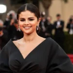 Selena Gomez w czarnej sukni na czerwonym dywanie
